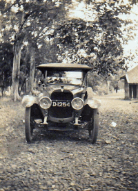 Foto van De Huson, auto van Adrien Henri MG (1873-1965)  in Tjiandjoer Java